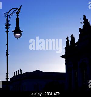 Alte Berliner Gaslaternen in der blauen Stunde im Deutschen Historischen Museum, Berlin, Deutschland, Europa Stockfoto