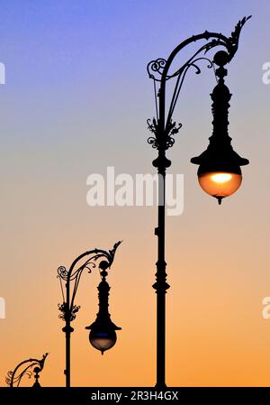 Alte Berliner Gaslaternen auf der Straße unter den Linden bei Sonnenuntergang, Berlin, Deutschland, Europa Stockfoto