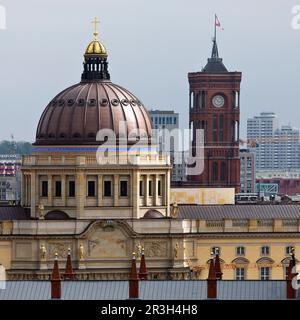 Humboldt Forum und Rotes Rathaus über den Dächern der Stadt, Berlin, Deutschland, Europa Stockfoto