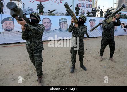 Gaza, Palästina. 19. Mai 2023. Islamische Dschihad-Kämpfer nehmen an einem Gedenken an bewaffnete Führer und Aktivisten Teil, die Israel in den fünftägigen Kämpfen in Gaza-Stadt getötet hat. (Kreditbild: © Yousef Masoud/SOPA Images via ZUMA Press Wire) NUR REDAKTIONELLE VERWENDUNG! Nicht für den kommerziellen GEBRAUCH! Stockfoto