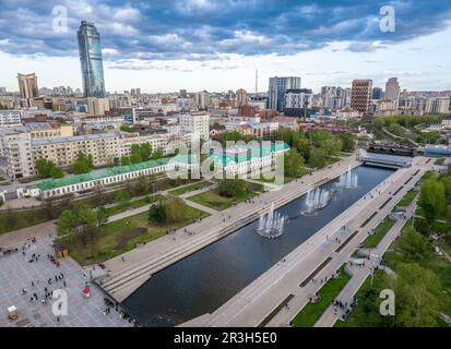 Ufer des zentralen Teiches und Plotinka. Das historische Zentrum der Stadt Jekaterinburg, Russland, Sonnenuntergang im Frühling oder Sommer. Luftaufnahme Stockfoto