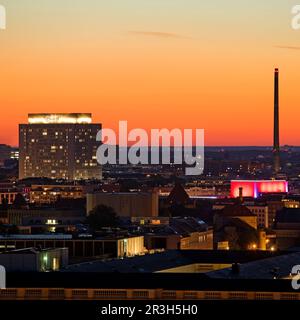 CharitÃ bed Hochhaus und Kamin des Vattenfall Thermalkraftwerks, Berlin, Deutschland Stockfoto