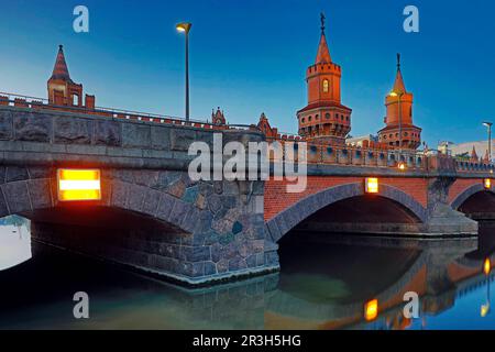 Oberbaumbrücke über die Spree am frühen Morgen, Berlin, Deutschland, Europa Stockfoto