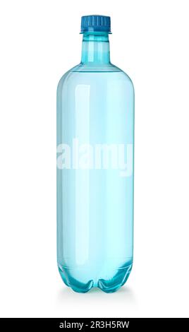 Blaue Plastikflasche mit Mineralwasser auf weißem Hintergrund mit Ausschnitt Stockfoto