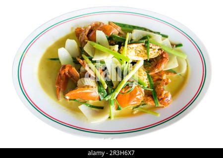 Schnitt aus gebratenem Krabbencurry mit weicher Muschel und gelbem Curry mit süßem Pfeffer auf weiß isoliert. Stockfoto