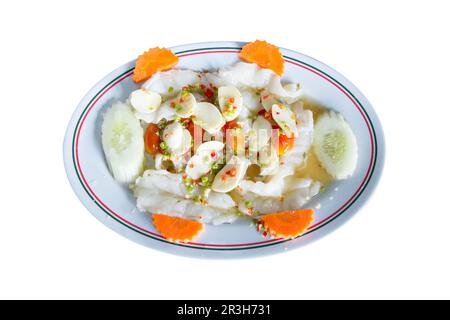Garnelenschnitt in Fischsauce, scharfe und scharfe thailändische Meeresfrüchte-Speisekarte auf weißem, isoliertem Untergrund. Stockfoto