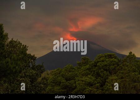 23. Mai 2023, Mexiko, San Nicolás de los Ranchos: Der Vulkan Popocatepetl emittiert Asche, Dampf und Gas. Popocatépetl ist einer der aktivsten Vulkane in Mexiko. Seit Tagen gibt es Asche, Dampf und Gas aus. Die Experten gingen jedoch davon aus, dass die vulkanische Aktivität begrenzt sein wird, wie von der Behörde für Katastrophenschutz berichtet wurde. Foto: Celacanto/ Stockfoto