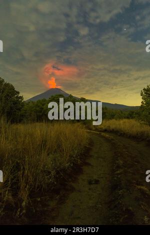 23. Mai 2023, Mexiko, San Nicolás de los Ranchos: Der Vulkan Popocatepetl emittiert Asche, Dampf und Gas. Popocatépetl ist einer der aktivsten Vulkane in Mexiko. Seit Tagen gibt es Asche, Dampf und Gas aus. Die Experten gingen jedoch davon aus, dass die vulkanische Aktivität begrenzt sein wird, wie von der Behörde für Katastrophenschutz berichtet wurde. Foto: Celacanto/ Stockfoto