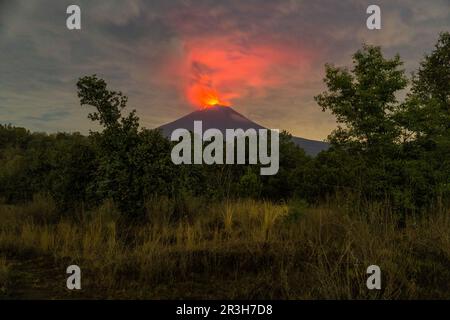 23. Mai 2023, Mexiko, San Nicolás de los Ranchos: Der Vulkan Popocatepetl emittiert Asche, Dampf und Gas. Popocatépetl ist einer der aktivsten Vulkane in Mexiko. Seit Tagen gibt es Asche, Dampf und Gas aus. Die Experten gingen jedoch davon aus, dass die vulkanische Aktivität begrenzt sein wird, wie von der Behörde für Katastrophenschutz berichtet wurde. Foto: Celacanto/ Stockfoto