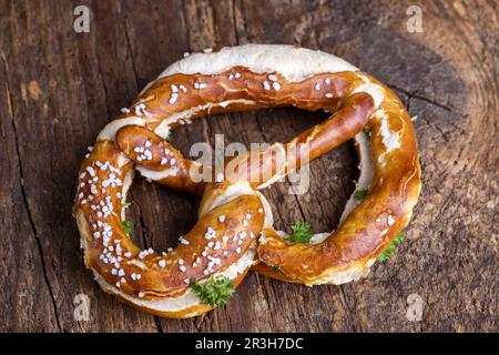 Bayerische Butterbrezel auf Holz Stockfoto