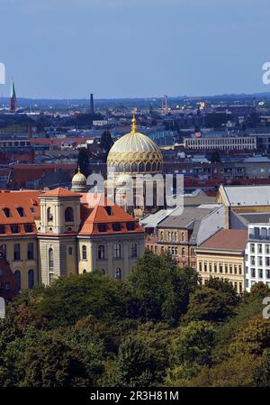 Die Trommelkuppel der Neuen Synagoge über den Dächern von Berlin, Deutschland, Europa Stockfoto