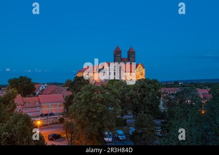 Collegiatskirche St. Servatius Quedlinburg in der Dämmerung Stockfoto