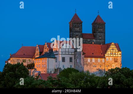 Collegiatskirche St. Servatius Quedlinburg in der Dämmerung Stockfoto