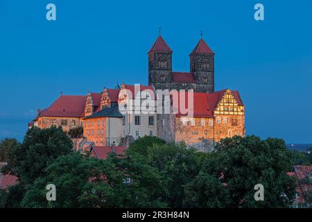 Collegiatskirche St. Servatius Quedlinburg in der Dämmerung Stockfoto