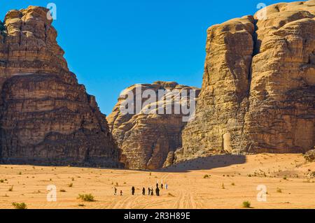 Beduinen mit Kamelen in der Wüste, Wadi Rum, Jordanien Stockfoto