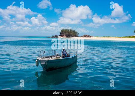 Motorboot, das Touristen nach Monuriki oder Ausseninsel, Mamanuca Inseln, Fidschi bringt Stockfoto