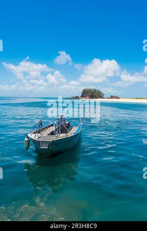 Motorboot, das Touristen nach Monuriki oder Ausseninsel, Mamanuca Inseln, Fidschi bringt Stockfoto
