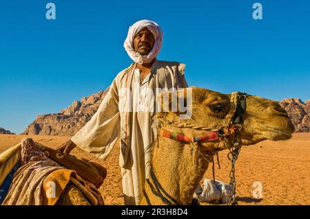 Portrait eines glücklichen Mannes, Beduinen, Wadi Rum, Jordan Stockfoto