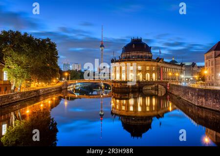 Das Bode-Museum und der Fernsehturm spiegeln sich in der Berliner Spree bei Nacht Stockfoto