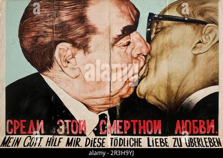 Bruderkuss, Breschnew küsst Honecker, Gemälde von Dmitri Vrubel, Berliner Mauer, East Side Gallery Stockfoto