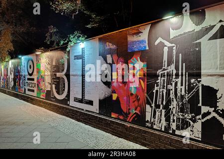 Beleuchtete Wand im Tresor Techno Club bei Nacht, Koepenicker Straße, Berlin, Deutschland, Europa Stockfoto