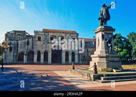 Kolumbus Statue und Kathedrale, Santo Domingo, Dominikanische Republik, Karibik, Amerika Stockfoto