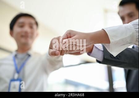 Nahaufnahme von Geschäftsleuten, die nach dem Treffen einen Faustschläger machen. Teambildung, Teamarbeit, Zusammenarbeit, Vertrauen Stockfoto