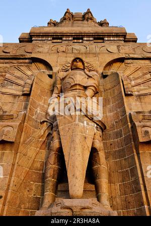 Erzengel Michael am Eingang zum Denkmal der Schlacht der Nationen, Leipzig, Sachsen, Deutschland Stockfoto