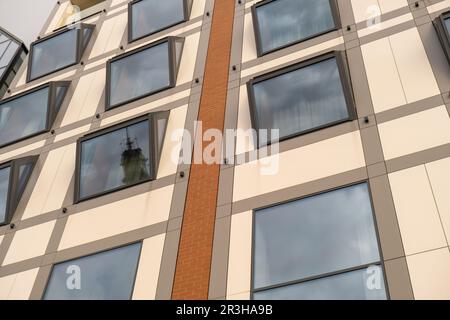 Moderne Gebäude auf Granary Island über dem Motlawa River in der Altstadt. Abstrakte Struktur. Kreativer Fototourismus auf dem Motlawa Stockfoto