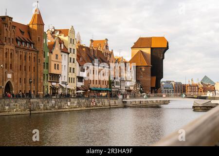 Antiker Kran - zuraw Altstadt in Danzig. Das Flussufer auf Granary Island spiegelt sich im Moltawa River wider. Besuchen Sie Danzig Poland Trave Stockfoto