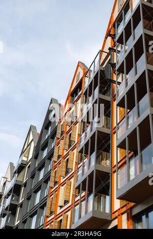 Moderne Gebäude auf Granary Island über dem Motlawa River in der Altstadt. Abstrakte Struktur. Kreativer Fototourismus auf dem Motlawa Stockfoto