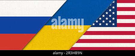 Ukrainische Flagge Russland und USA-3D-Abbildung. Drei Flaggen Zusammen. Russischer Angriff auf die Ukraine. Stockfoto