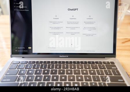 Spanien, Barcelona – März 20 2023: ChatGPT-Chat bot-Bildschirm auf Smartphone und Laptop mit Chat-GPT-Anmeldebildschirm im Hintergrund. Eine neue KI Stockfoto