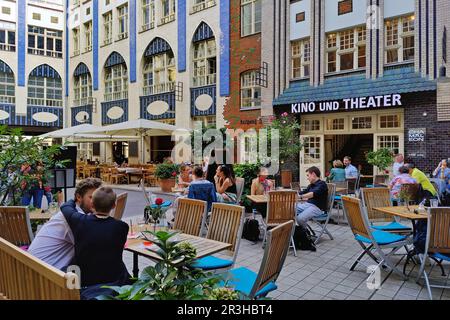 Hackesche Hoefe, Menschen im 1. Hof, Endellscher Hof, Berlin-Mitte, Berlin, Deutschland, Europa Stockfoto