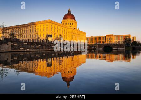 Humboldt-Forum mit Spree im späten Abendlicht, Berlin, Deutschland, Europa Stockfoto