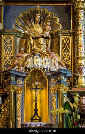 escultura gótica, iglesia del Arcángel San Miguel, siglo XV-XVI construida integramente con madera, Binarowa, voivodato de la Pequeña Polonia, Cárpatos, Polonia, europa. Stockfoto