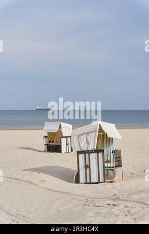 Liegestühle am Ostseestrand auf der Insel Usedom bei Ahlbeck in Deutschland Stockfoto