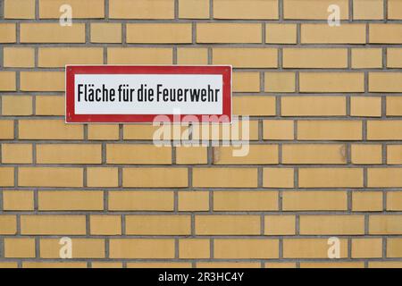 Warnschild an der Fassade eines Hauses. Übersetzung des Textes: Bereich für die Feuerwehr Stockfoto