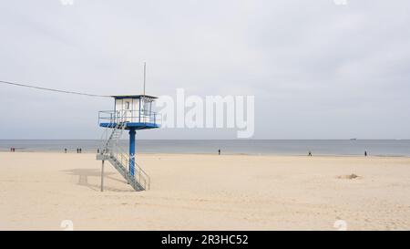 Rettungsschwimmer-Wachturm am Strand der deutschen Ostsee bei Ahlbeck auf der Insel Usedom Stockfoto