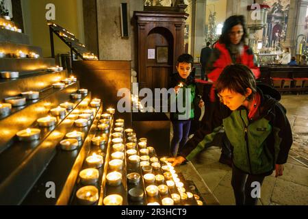 Encendido de velas votivas, catedral de Santa Eufemia, Rovinj, Peninsula de Istria, Croacia, europa. Stockfoto