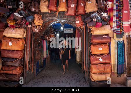 Frau in einem Taschengeschäft, marrakesch, marokko, afrika. Stockfoto