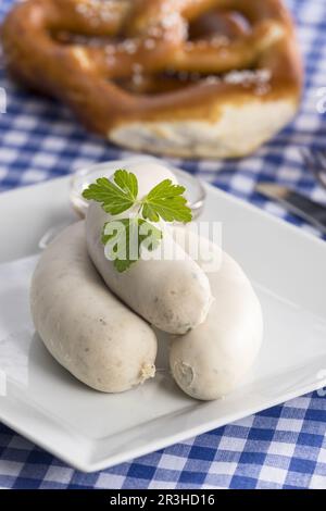 Bayerische Weißwürste mit Brezel Stockfoto