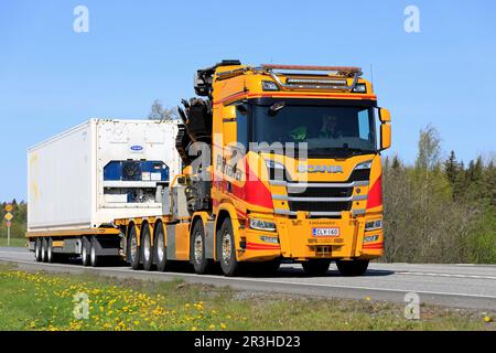 Gelbroter Kranwagen Scania R650 Pihala zieht an einem sonnigen Frühlingstag in Forssa, Finnland, einen Anhänger auf dem Highway 2. 19. Mai 2023. Stockfoto