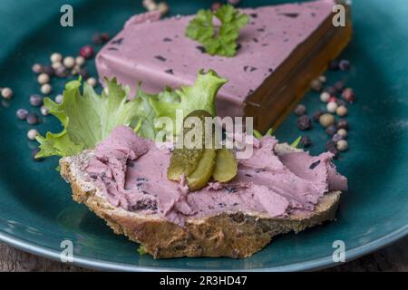 Hausgemachte Terrine auf dem Teller Stockfoto