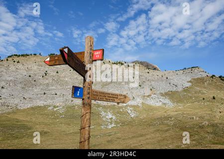 Señalizacion en el ascenso a la Mesa de los Tres Reyes, Hoya de la Solana, Parque Natural de Los Valles Occidentales, Huesca, Cordillera de Los Pirineos, Spanien, Europa. Stockfoto