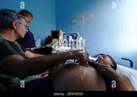 Examen por Ultrasonidos, Centro de Salud, Lancetillo (La Parroquia), Municipio de Uspantán, Quiche, Sierra de Chamá, Guatemala, Mittelamerika. Stockfoto