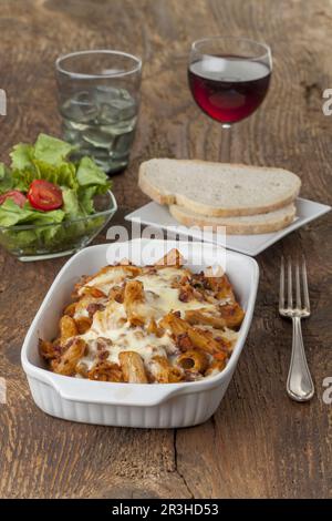 Rigatoni-Pasta in Reindl auf Holz Stockfoto