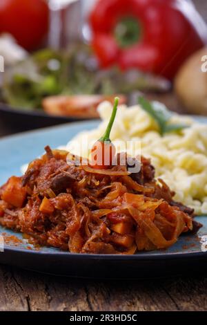 Szeged Gulasch auf dunklem Holz Stockfoto