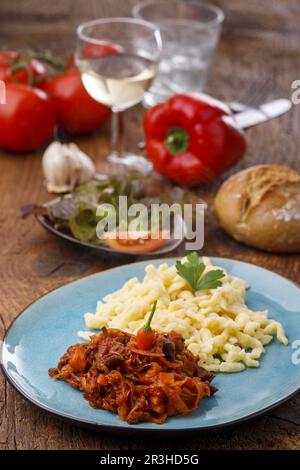 Szeged Gulasch auf dunklem Holz Stockfoto