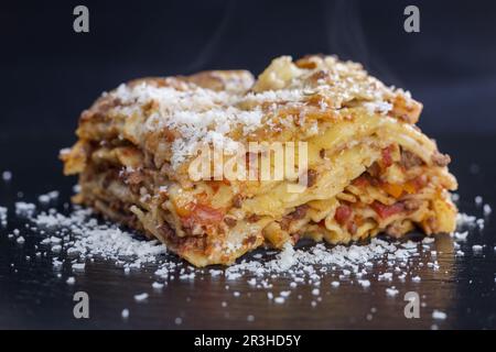 Frische Lasagne auf schwarzem Schiefer Stockfoto